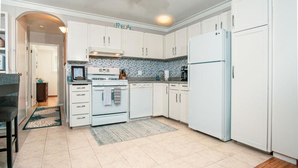 Molokai Island Retreat With Beautiful Ocean Views And Pool - Newly Remodeled! Lejlighed Ualapue Eksteriør billede